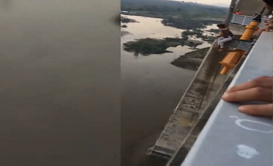 بالفيديو: لحظة انتحار امرأة من فوق جسر في فيتنام