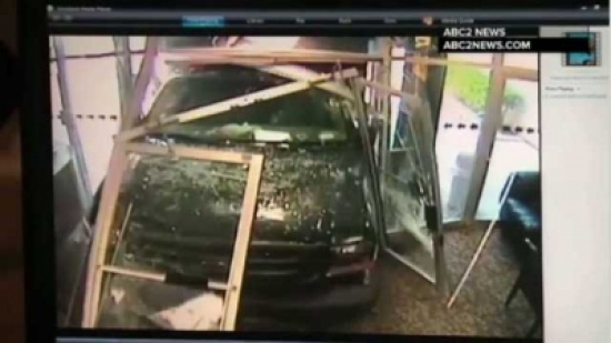 يدخل المبنى "بشاحنة "