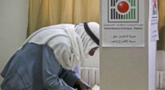 ٧٠٠ ألف ناخب فلسطيني ينتخبون ممثليهم