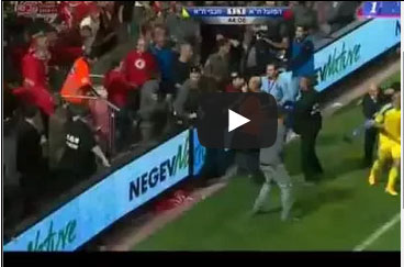 مشجع اقتحم الملعب لضرب لاعب سجل هدفا