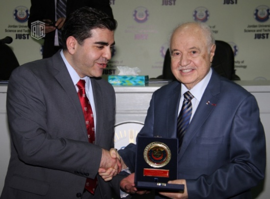 أبوغزاله في لقاء مع طلبة جامعة العلوم والتكنولوجيا عن التعليم من أجل الاختراع أبوغزاله في لقاء مع طلبة جامعة العلوم والتكنولوجيا عن التعليم من أجل الاختراع