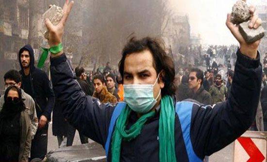 شاهد بالفيديو .. نيران الحرس الثوري تقتل المتظاهرين الإيرانيين