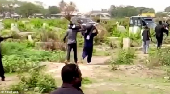 بالفيديو والصور.. شاهد ما فعله عمال الدفن بجثة رجل بسبب الأتعاب بالفيديو والصور.. شاهد ما فعله عمال الدفن بجثة رجل بسبب الأتعاب