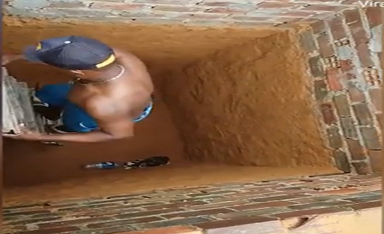 قطة تفاجئ شابا بتصرفها عندما حاول إنقاذها (فيديو)