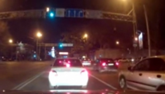 شاهد.. ترام يصطدم بالسيارات بسبب عطل الفرامل