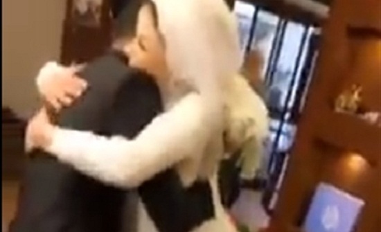 رد فعل عريس لحظة رؤيته عروسه بالفستان الأبيض (فيديو) رد فعل عريس لحظة رؤيته عروسه بالفستان الأبيض (فيديو)