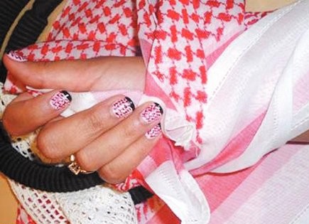 مسترجلتان تعتديان على خليجية رفضت معاكساتهما مسترجلتان تعتديان على خليجية رفضت معاكساتهما