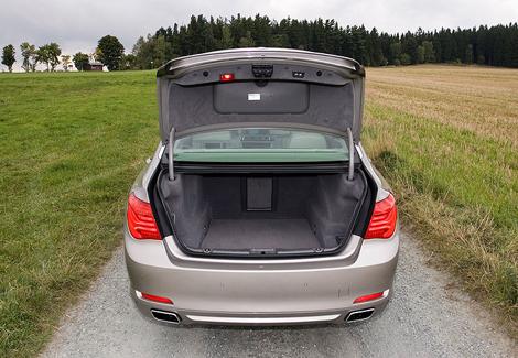 شاهد.. سائق يضع أطفاله داخل الصندوق الخلفي لسيارته