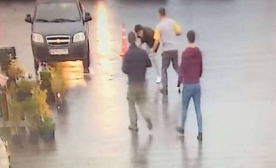 فيديو : زبون يقتل حلّاقاً بسبب تسريحة في موسكو! فيديو : زبون يقتل حلّاقاً بسبب تسريحة في موسكو!
