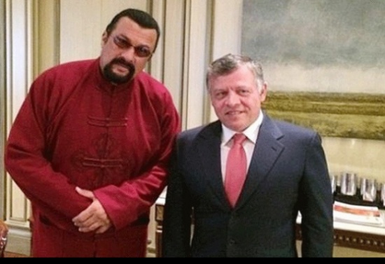 الممثل الأمريكي سيغال يطلب من الملك صورة تذكارية الممثل الأمريكي سيغال يطلب من الملك صورة تذكارية
