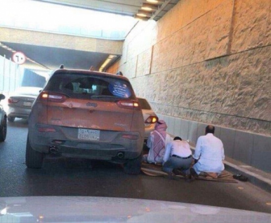 صورة تثير إعجاب مغردي تويتر لأشخاص يصلون معاً بعد صدام وقع بين مركباتهم صورة تثير إعجاب مغردي تويتر لأشخاص يصلون معاً بعد صدام وقع بين مركباتهم