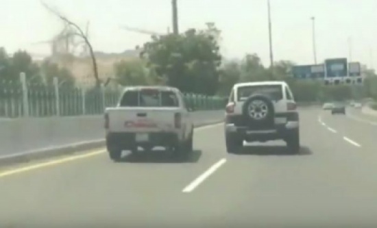 شاهد.. شجار بالسيارات بين سائقَين على طريق سريع
