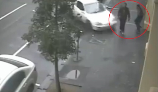 فيديو| انحرفت السيّارة عن مسارها وضربتهما بشكلٍ مباشر .. وهذا مصيرهما! فيديو| انحرفت السيّارة عن مسارها وضربتهما بشكلٍ مباشر .. وهذا مصيرهما!