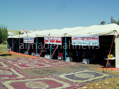 بالفيديو والصور : اتحاد المزارعين يقيم اعتصاما بمدخل دابوق