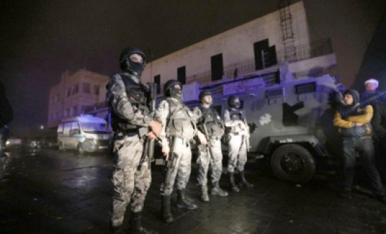التقاء المتطرفين في السجون وانتشار تجارة السلاح وراء أحداث الكرك التقاء المتطرفين في السجون وانتشار تجارة السلاح وراء أحداث الكرك