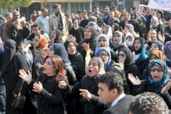 اشخاص يرجح انهم من مشجعي الاهلي يهاجمون مقهى في القاهرة