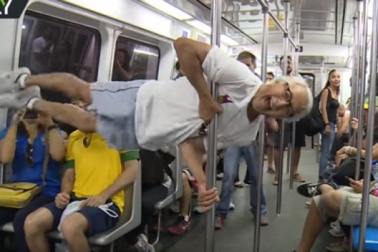 فيديو: سبعيني بحركات بهلوانية