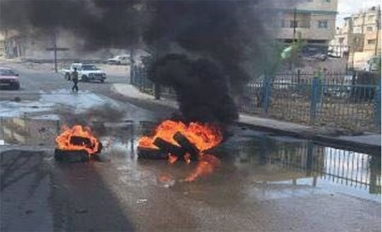 الاشرفية: انصار مرشح يغلقون شارعاً بالاطارات المشتعلة .. والامن يتدخل الاشرفية: انصار مرشح يغلقون شارعاً بالاطارات المشتعلة .. والامن يتدخل
