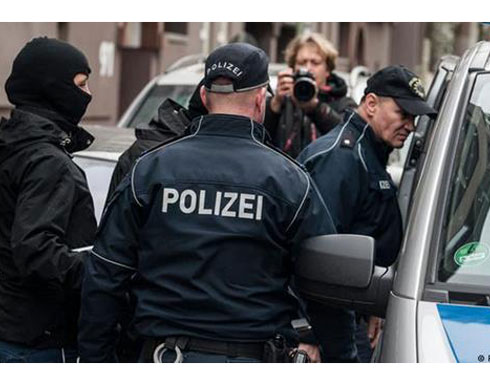 لاجئ سوري يقتل امرأة ويصيب اثنين في ألمانيا والشرطة تعتقله لاجئ سوري يقتل امرأة ويصيب اثنين في ألمانيا والشرطة تعتقله