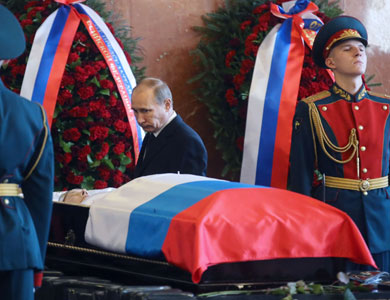 بوتين يشارك بتشييع كلاشينكوف في موسكو