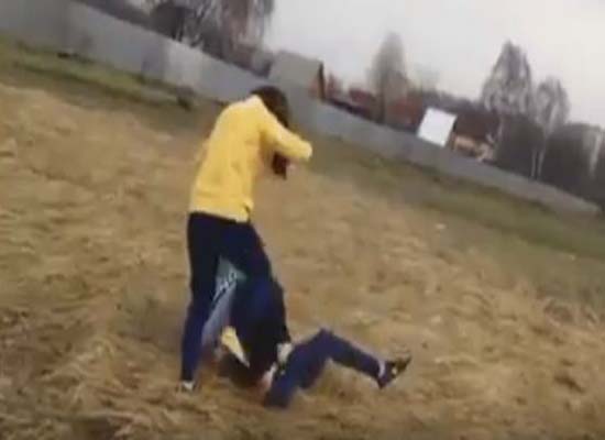بالفيديو: رد فعل شباب يشاهدون مشاجرة بين 4 فتيات في حديقة عامة