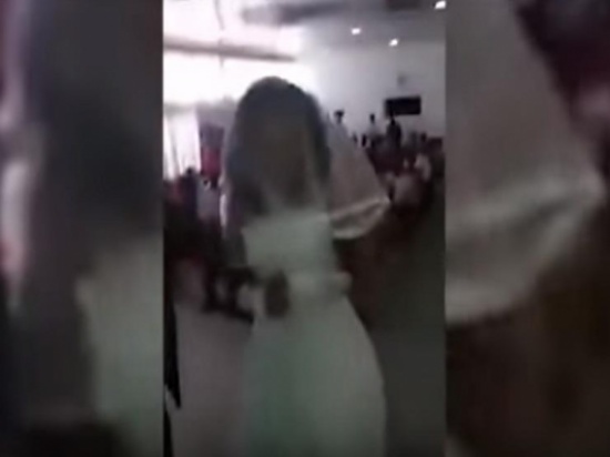 بالفيديو- جنوب افريقا: فتاة تقتحم حفل زفاف عشيقها بأخرى