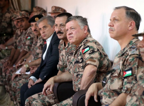 الملك يتابع تمرينا عسكريا (صور)