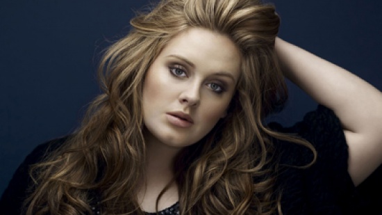 فيديو: أديل تقلد رقص جينيفر لوبيز وبيونسيه على المسرح