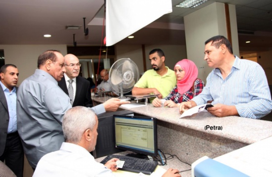 وزير الداخلية يتفقد سير العمل في دائرة الاحوال المدنية وزير الداخلية يتفقد سير العمل في دائرة الاحوال المدنية