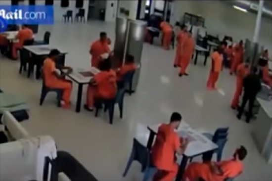 شاهد.. لحظة محاولة سجين خنق حارس بمنشفة داخل أحد سجون فلوريدا