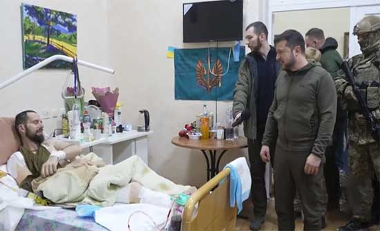 رئيس أوكرانيا يتفقد الجرحى بمستشفى في كييف .. بالفيديو رئيس أوكرانيا يتفقد الجرحى بمستشفى في كييف .. بالفيديو