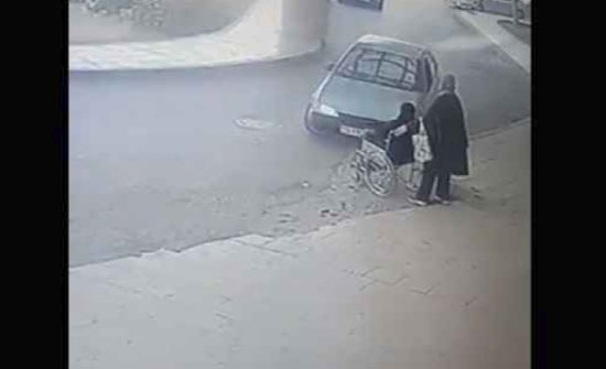 لحظة دهس "مسنة" امام طوارئ مستشفى الامير حمزة..(فيديو)