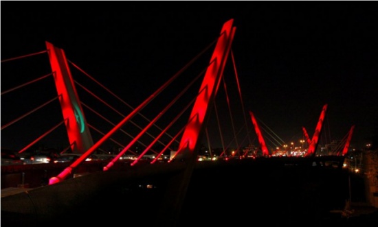 سائق اغلق جسر عبدون مهدداً بالانتحار ثم لاذ بالفرار