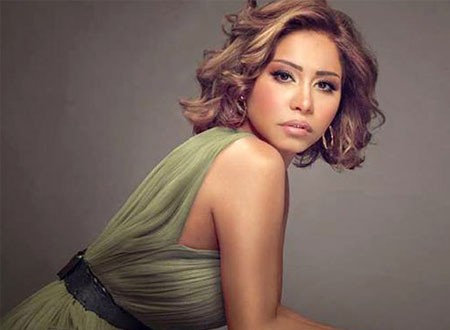 شيرين عبدالوهاب تتوقف عن الغناء وتدخل في نوبة بكاء على مسرح أوبرا دبي.. فيديو