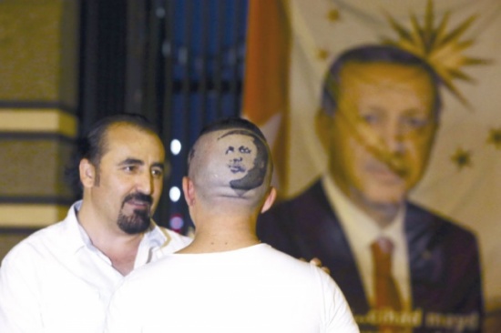 حلاق تركي يرسم وجه أردوغان على رأس مساعده حلاق تركي يرسم وجه أردوغان على رأس مساعده