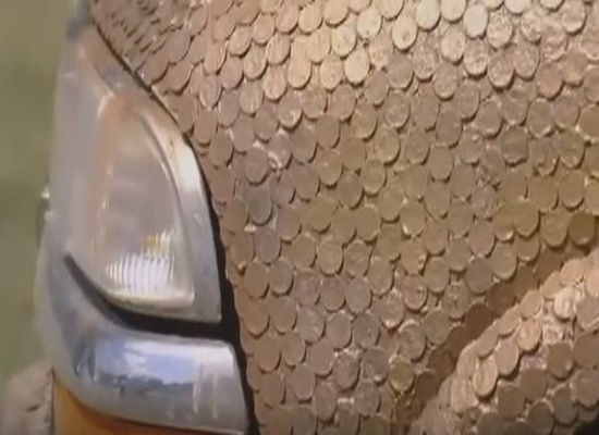 بالفيديو: أمريكي يزين سيارته بـ 51 ألف عملة معدنية!