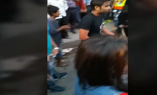 بالفيديو : مشاجرة عنيفة بين مجموعة من الفتيات وسط الشارع