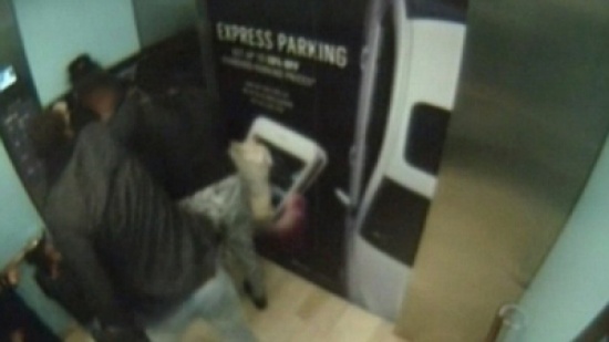 شاهد.. رجل يوجه 15 لكمة لشريكته في مركز تسوق أمام أطفالها