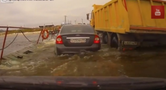 شاهد ماذا حدث عندما عبرت شاحنة على جسر عائم في النهر بروسيا