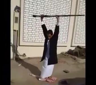 شاهد.. طالب يحتفل بانتهاء الاختبارات بالسلاح !