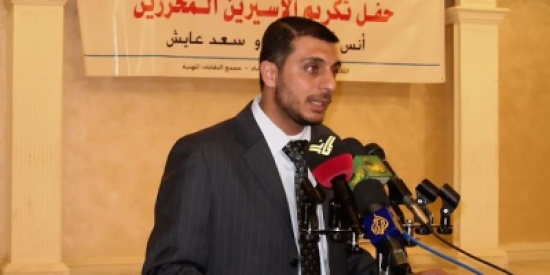 بالصور : أمن الدولة تفرج عن الاسير المحرر أنس ابو خضير