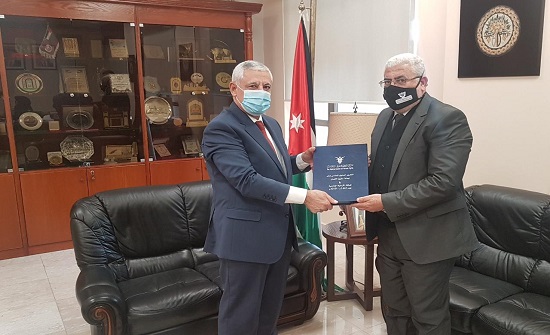 الغزو يتسلم التقرير السنوي للمركز الوطني لحقوق الانسان الغزو يتسلم التقرير السنوي للمركز الوطني لحقوق الانسان
