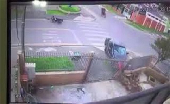 لحظة تعرض سائق دراجة نارية لحادث تصادم مميت (فيديو) لحظة تعرض سائق دراجة نارية لحادث تصادم مميت (فيديو)