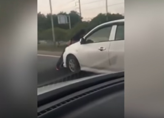 فيديو|رجل يتشبث بالصندوق الامامي لسيارة زوجته بعد شجار بينهما