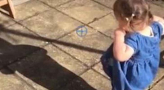 بالفيديو.. طفلة رائعة تداعب ظلها مثل كائن حي