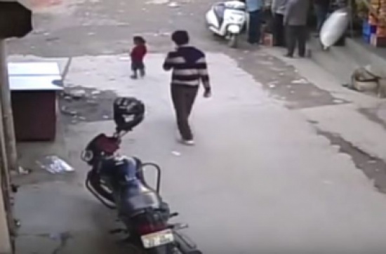 شاهد.. القَدر ينقذ طفلة بعد أن مرت سيارة من فوقها