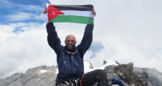 مصطفى سلامة يرفع علم فلسطين على قمم بوليفيا والبيرو في مبادرته  "تسلّق من أجل أطفال غزة"