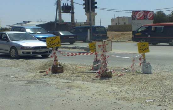منع رئيس بلدية " طبقة فحل " من دخولها ومطالب بتعبيد شوارع