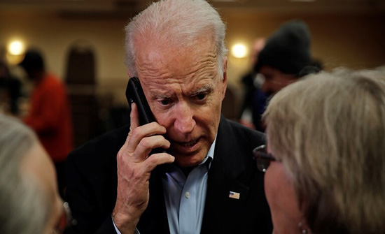 فيديو.. تفاصيل أول "اتصال هاتفي مباشر" بين بايدن ومواطنين