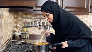 المراة التي تذوق الطعام لمعرفة مذاقه هل يفسد صومها " فيديو "